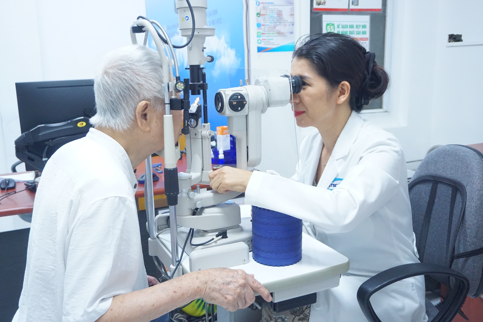 hanh-trinh-lay-lai-anh-sang-cua-bac-nguyen-quy-hon-90-tuoi-sau-phau-thuat-phaco-tai-hitec