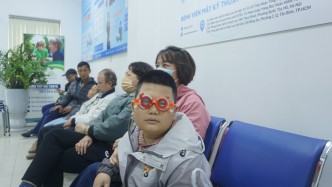 Cảnh báo trẻ tăng độ cận nhanh khi sử dụng quá nhiều thiết bị điện tử