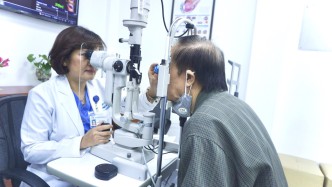 Nguy cơ mắc bệnh Glôcôm do tự ý tra thuốc