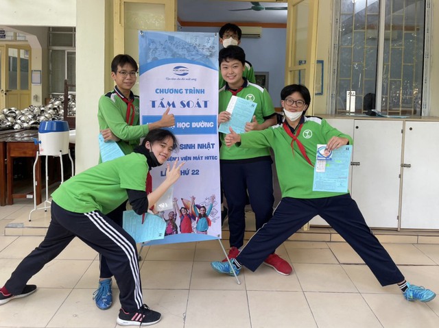 Hệ thống Bệnh viện Mắt Hitec phối hợp với Trường Tiểu học, THCS và THPT Thực nghiệm Khoa học giáo dục, TP Hà Nội khám sàng lọc tật khúc xạ học đường cho học sinh.